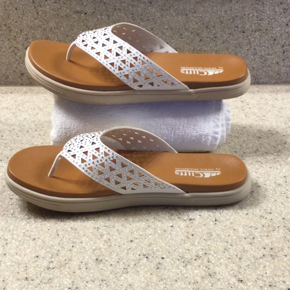 LIKE NEW - Cliffs by White Mountain Size 8M White flip flop with rhinestones - Picture 3 of 8